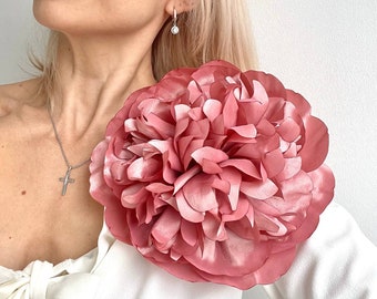 Broche fleur surdimensionnée faite à la main avec des pivoines rose brunâtre Couleur et taille personnalisables selon vos préférences