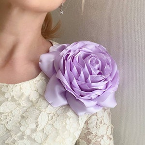 Broche de flor lila de gran tamaño con ramillete, broche de flor grande de color morado claro, broche de rosa con flor grande, broche de seda para hombro, broche extragrande para boda