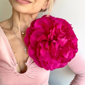 Broche de flores grande, flor de peonía grande, flor de fiesta rosa fuerte, broche de hombro con flor de seda, broche extra grande para mujer, flor de peonías