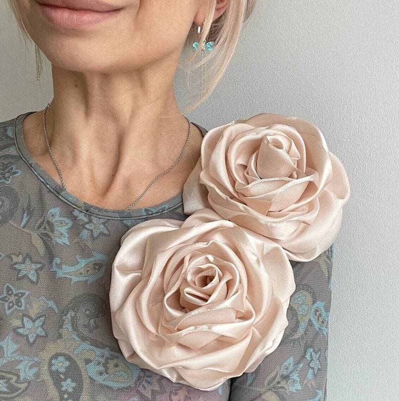 Grande broche bouffante champagne champagne Opulence artisanale. Lot de 2 broches roses. Couleur et dimension au choix image 1