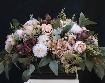 Großes Blumengesteck Burgunder Wein Tee Rosen, Beige Pfingstrosen, Beige Dahlien, Weiche Weiße Mütter, Eukalyptus & gemischtes Grün Kostenloser Versand