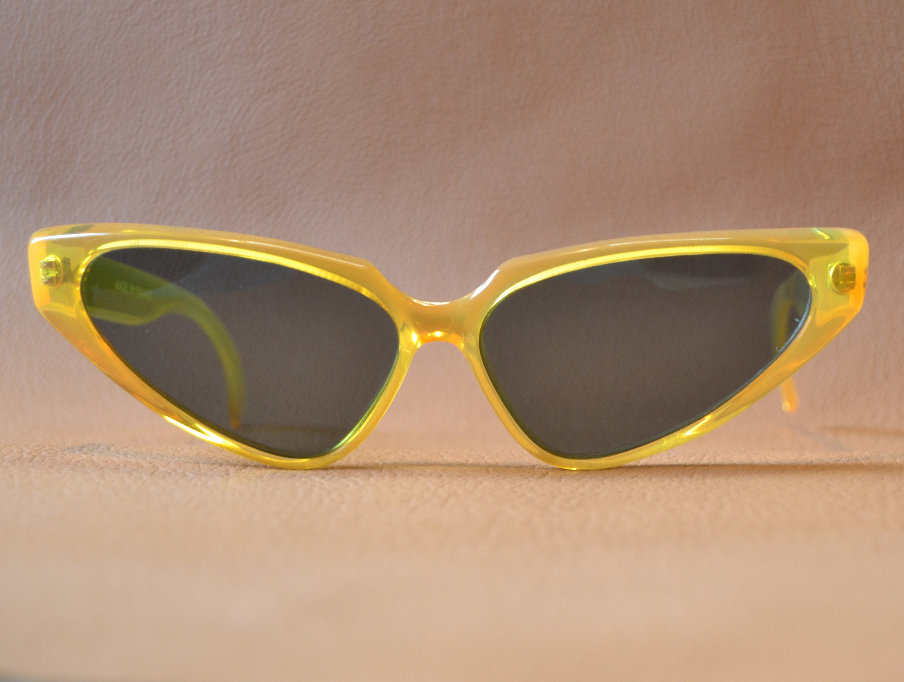 Occhiali Da Sole Clip-On Stile Anni 60 – Lenti Trasparenti E Clip Dorata – Montatura Rotonda Opaca