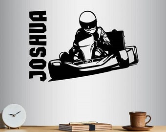 Naklejki w stylu In-Style Naklejka winylowa na ścianę Wystrój domu Naklejka artystyczna Niestandardowa nazwa Facet Chłopiec Mężczyzna Go Kart Wyścigi Racer Pokój dziecięcy Zdejmowany projekt muralu 1607