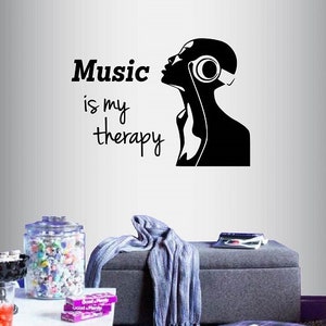 In-Style Abziehbilder Wand Vinyl Aufkleber Art Aufkleber Silhouette Mädchen mit Kopfhörer Musik ist meine Therapie Zitat Satz Abnehmbare Wandbild Design 2164