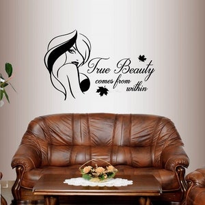 インスタイルデカール 壁用ビニールデカール ホームデコレーション アートステッカー 真の美しさは内面から生まれる 引用文 美しい女の子 女性 部屋 取り外し可能なデザイン 479