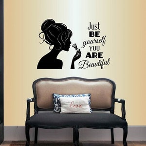 インスタイルデカール 壁用ビニールデカール ホームデコレーション アートステッカー 自分らしく あなたは美しい 引用句 バラの美しいヘアサロンデザイン 194