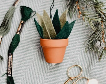 Aloe Succulent Felt Ornament // Unique and Modern Christmas Decor // Plant Lover // Gifts For Friend, Girlfriend, Mom or Sister