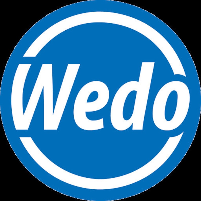 Pode incluir: Um c&iacute;rculo azul com um contorno branco e a palavra "Wedo" em letras brancas.