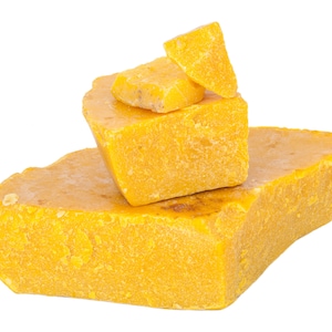 Pu&ograve; includere: Un mucchio di blocchi di cera d'api gialla, un prodotto naturale utilizzato per candele, cosmetici e altri lavoretti.