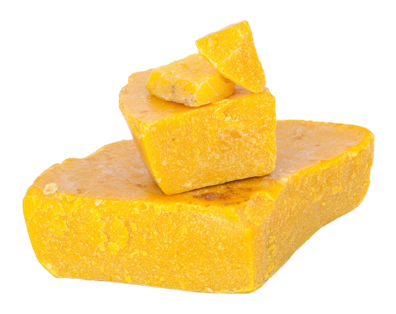 Pu&ograve; includere: Un mucchio di blocchi di cera d'api gialla, un prodotto naturale utilizzato per candele, cosmetici e altri lavoretti.