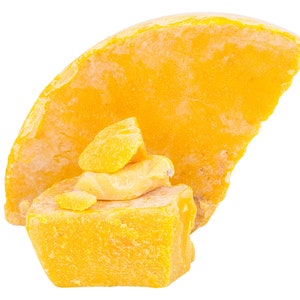 Pu&ograve; includere: Un grande pezzo di cera d'api gialla con pezzi pi&ugrave; piccoli impilati sopra. La cera d'api &egrave; un prodotto naturale e ha una superficie ruvida e testurizzata.