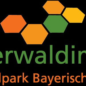 Pode incluir: Logotipo do Parque Nacional da Floresta da Baviera, com o texto "Der Bayerwaldimker Nationalpark Bayerischer Wald" em letras verdes. O logotipo tamb&eacute;m inclui um design de favo de mel estilizado em laranja e verde.