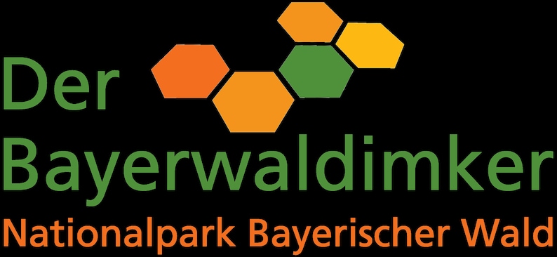 Pode incluir: Logotipo do Parque Nacional da Floresta da Baviera, com o texto "Der Bayerwaldimker Nationalpark Bayerischer Wald" em letras verdes. O logotipo tamb&eacute;m inclui um design de favo de mel estilizado em laranja e verde.
