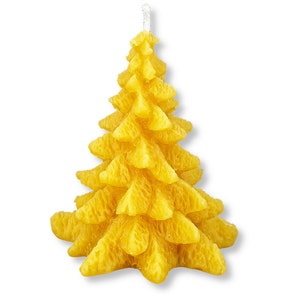 Könnte beinhalten: Eine gelbe, baumförmige Kerze. Die Kerze hat eine leuchtend gelbe Farbe und eine strukturierte Oberfläche. Der Baum besteht aus geschichteten, dreieckigen Formen, die einem Weihnachtsbaum ähneln. Ein weißer Docht ragt aus der Spitze heraus.