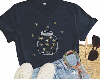 ホタルグラフィックTシャツ：ユニセックスコットンコンサベーションTシャツ