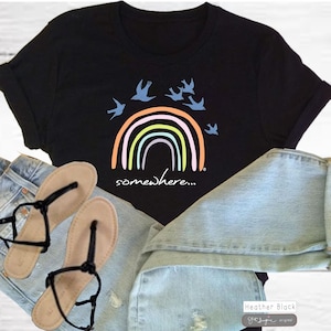 Somewhere Over The Rainbow-Women's Rainbow T-Shirt, camiseta de mensaje edificante, regalo para mujeres, camisa con arco iris, T inspiradora, T de verano