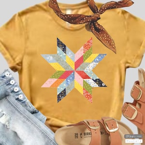Puede incluir: Una camiseta amarilla mostaza con un diseño de estrella de patchwork colorido. La camiseta se combina con jeans azules y sandalias marrones.