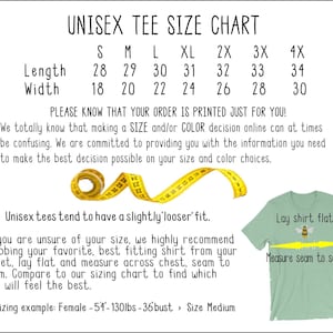 Puede incluir: Tabla de tallas para camiseta unisex con medidas en pulgadas para la longitud y el ancho. La tabla muestra tallas desde la S hasta la 4X. La tabla tambi&eacute;n incluye instrucciones sobre c&oacute;mo medir una camiseta para un ajuste adecuado.  "Las camisetas unisex tienden a tener un ajuste ligeramente m&aacute;s holgado."