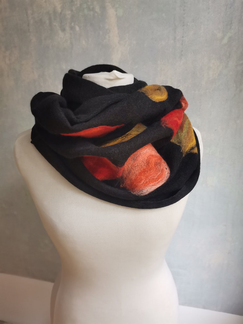 Black autumn chimney, autumn leaves, boho design, oversize scarf, wedding gift, merino wool felted, nice soft scarf, winter flowers, afbeelding 1