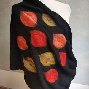 Black autumn chimney, autumn leaves, boho design, oversize scarf, wedding gift, merino wool felted, nice soft scarf, winter flowers, afbeelding 3