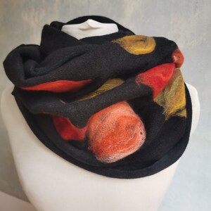 Black autumn chimney, autumn leaves, boho design, oversize scarf, wedding gift, merino wool felted, nice soft scarf, winter flowers, afbeelding 2