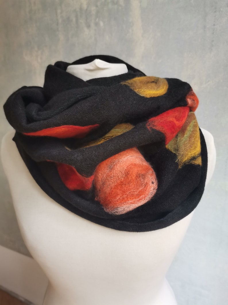 Black autumn chimney, autumn leaves, boho design, oversize scarf, wedding gift, merino wool felted, nice soft scarf, winter flowers, Bild 2