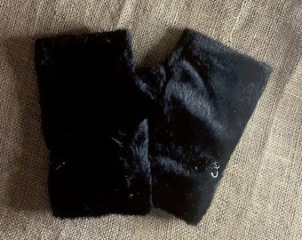 FAUX FUR FINGERLESS Mittens with toggle details, supersoft gloves Black