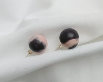 Pendientes de bola de color púrpura claro, pendientes de arcilla púrpura rosa, pendientes de poste redondo púrpura rosa, pendientes de sementales OOAK, pendientes de bola no coincidentes