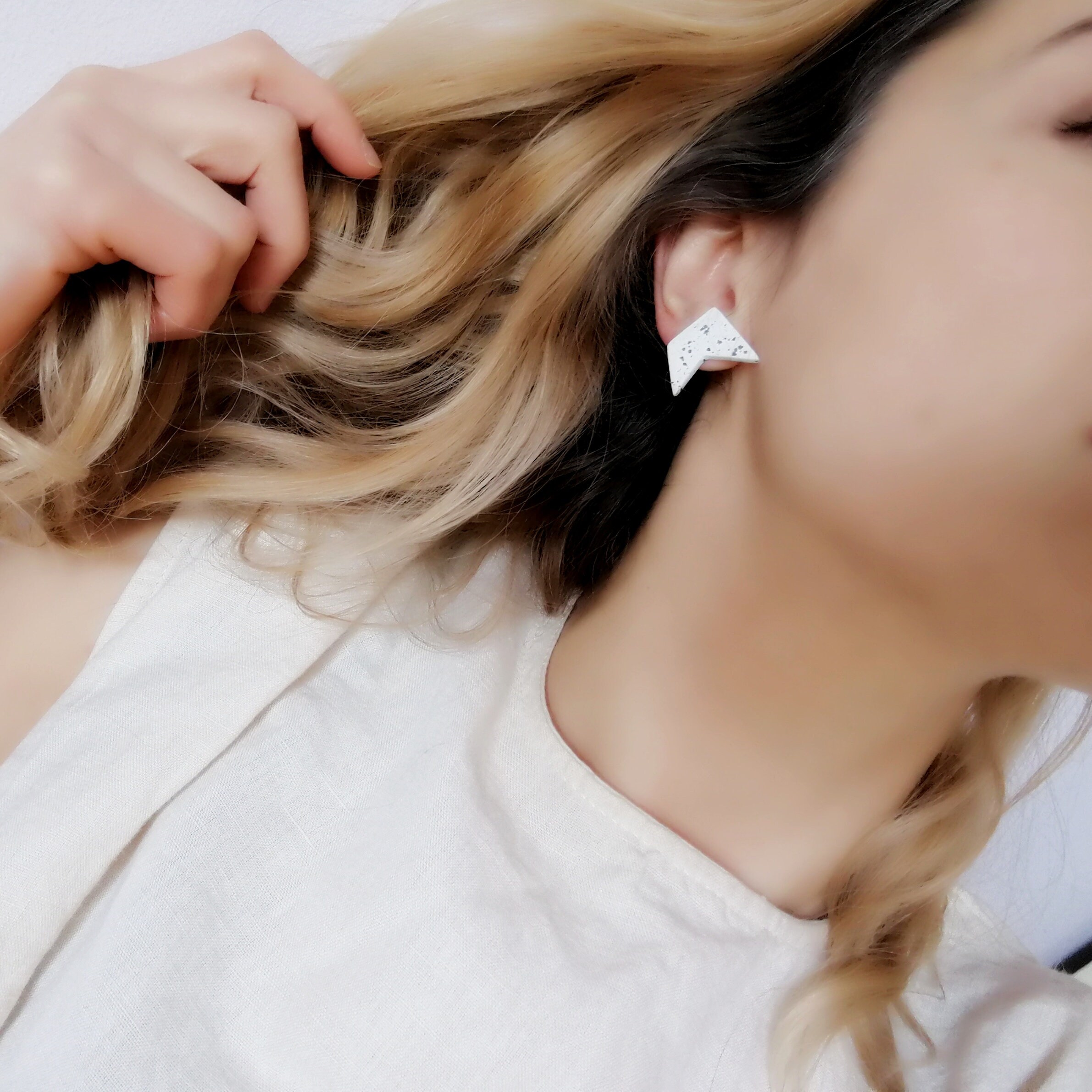 Weiße C-Form Ohrstecker Mit Zirkonia - Chunky Circle Ohrringe In Gold