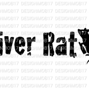 Könnte beinhalten: Schwarzweißes Grafikdesign mit dem Text "River Rat" und einer Silhouette einer Ratte, die neben dem Text sitzt.