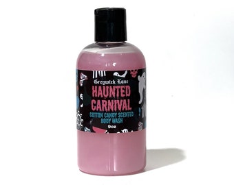 以下が含まれることがあります： 黒色のキャップと「Greywick Lane Haunted Carnival Cotton Candy Scented Body Wash 9oz」と書かれたラベルが付いたピンク色のボディウォッシュボトルです。