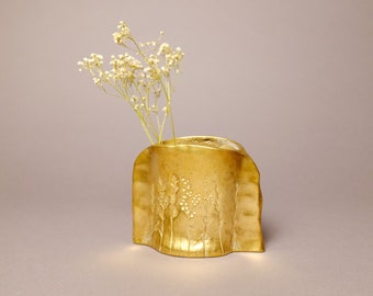 Vintage solid brass vase with floral pattern, dried flowers, Ref. 2304