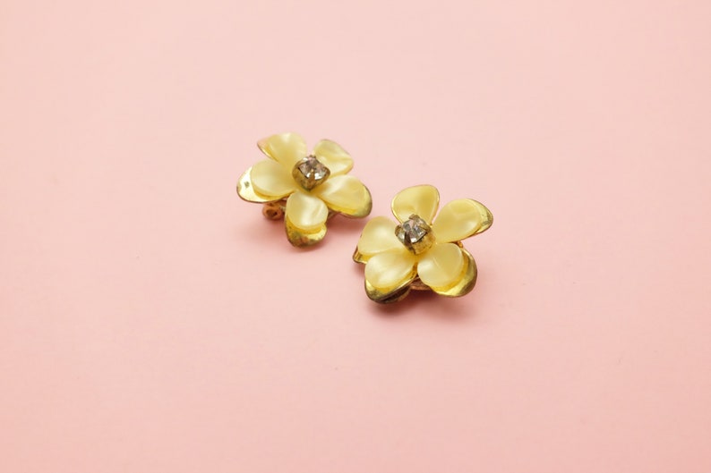 1919 Vintage Flowers ear clips mother-of-pearl mother and rhinestone Ref
