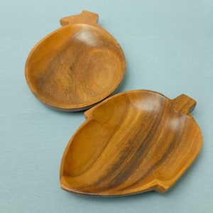 Set of 2 vintage wooden bowls with nut and acorn motif, Ref. 279