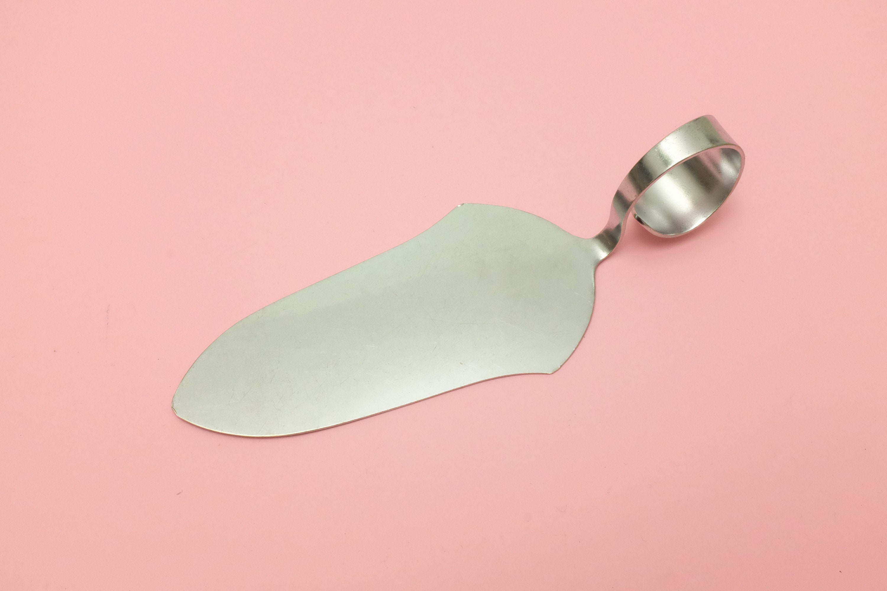 Vintage pie lifter with plastic handle in wood look and transparent