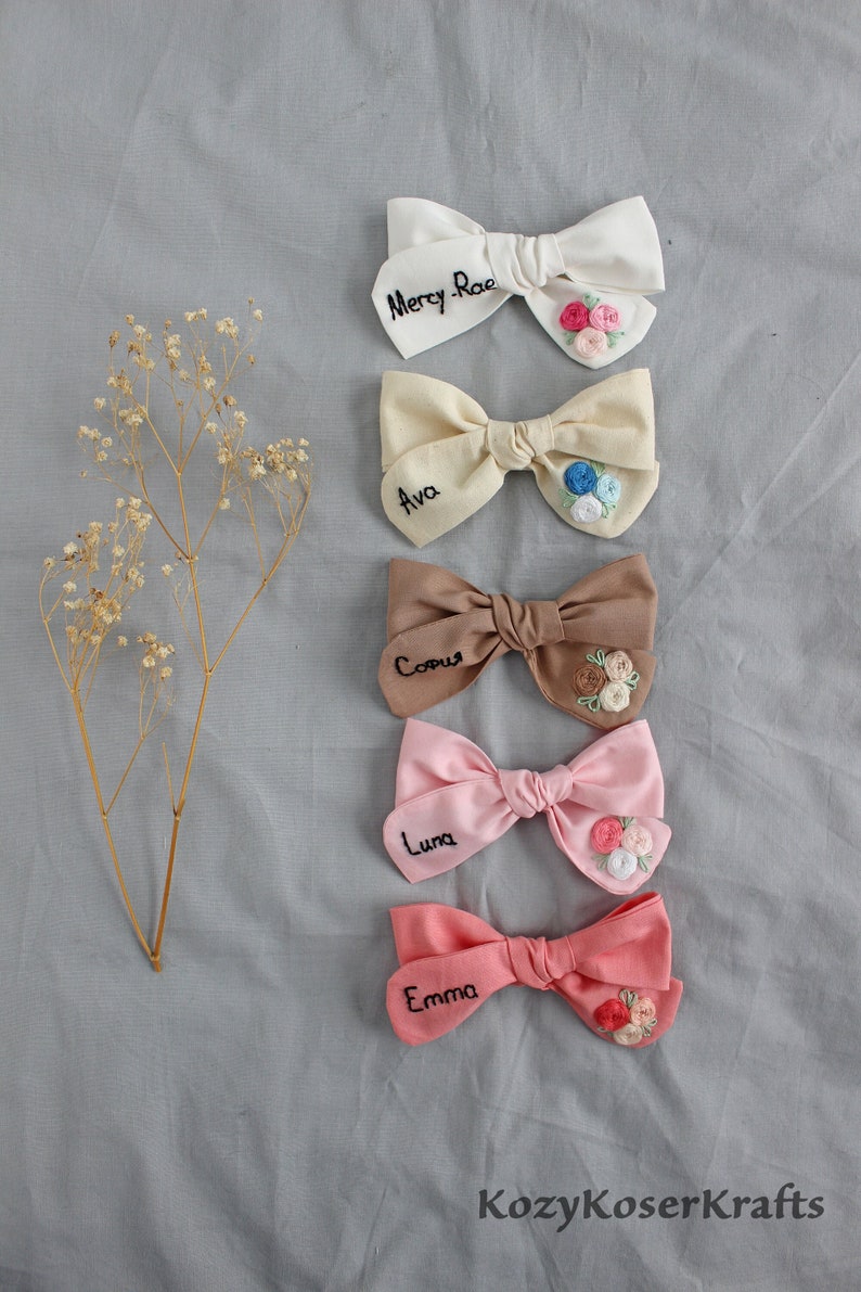 Hand Embroidered Name Bow: Personalized Floral Pinwheel Hair Bow bild 1