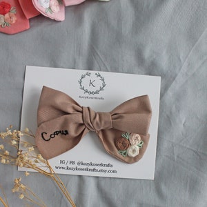 Hand Embroidered Name Bow: Personalized Floral Pinwheel Hair Bow bild 4
