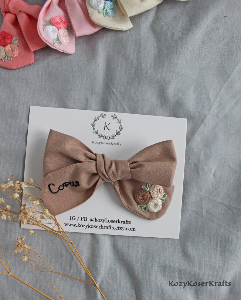 Hand Embroidered Name Bow: Personalized Floral Pinwheel Hair Bow bild 4