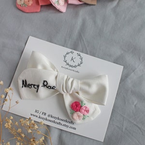 Hand Embroidered Name Bow: Personalized Floral Pinwheel Hair Bow bild 2