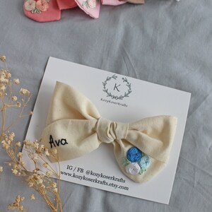 Hand Embroidered Name Bow: Personalized Floral Pinwheel Hair Bow bild 6