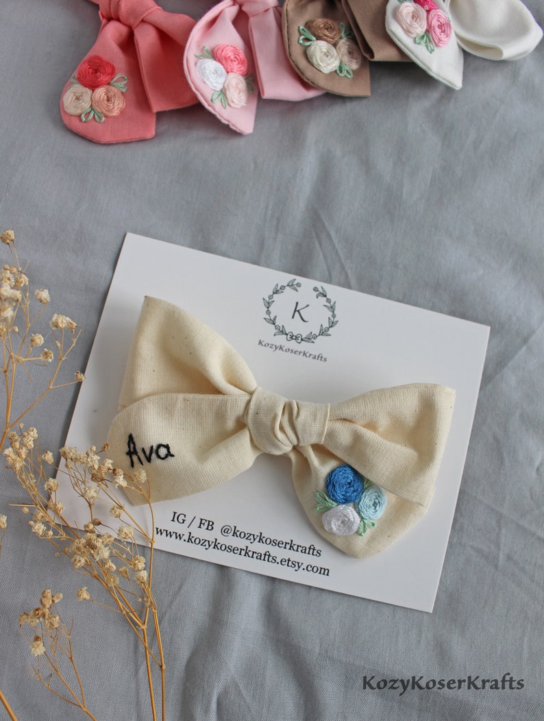 Hand Embroidered Name Bow: Personalized Floral Pinwheel Hair Bow bild 6