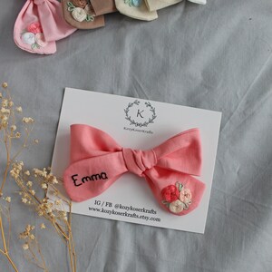 Hand Embroidered Name Bow: Personalized Floral Pinwheel Hair Bow bild 3