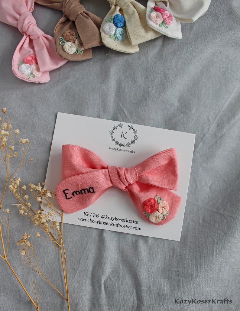 Hand Embroidered Name Bow: Personalized Floral Pinwheel Hair Bow bild 3