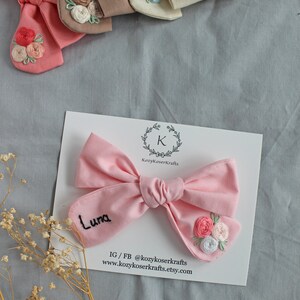 Hand Embroidered Name Bow: Personalized Floral Pinwheel Hair Bow bild 5