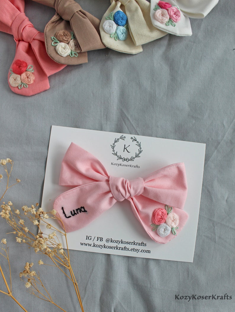 Hand Embroidered Name Bow: Personalized Floral Pinwheel Hair Bow bild 5