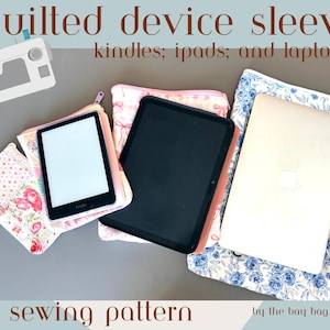 Pode incluir: Várias capas acolchoadas para dispositivos com designs florais, adequadas para Kindles, iPads e laptops. A imagem apresenta o texto "quilted device sleeve" e "pdf sewing pattern", juntamente com uma ilustração de uma máquina de costura.