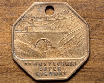 Medalla de llavero de latón con imagen pictórica del túnel de la autopista de Pensilvania de 1946