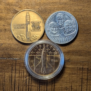 Lote de 3 monedas con medalla temática del cohete espacial Liberty 1988 del Proyecto Géminis, Apolo 8 y Jóvenes Astronautas
