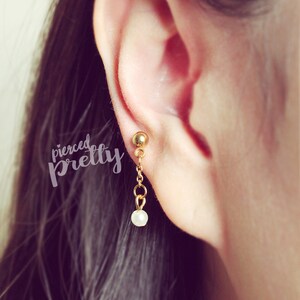 Pendiente de cartílago de cadena colgante de perlas, pendiente de hélice de oro, labret de pernos de oreja Tragus, joyería de cartílago de oreja de 20 g de 16 g, pendiente de gota, Vendido como pieza
