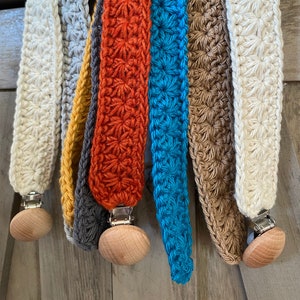 Klips do smoczka szydełkowy, klips do zabawek dla niemowląt, wyprawka dla niemowląt szydełkowa boho, prezent na baby shower, Artsy Arthurs, boho baby, klips do smoczka